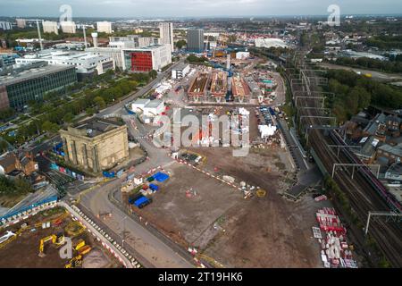 Curzon Street, Birmingham, 12. Oktober 2023 - die Arbeiten an der HS2 in Birmingham werden fortgesetzt, da der Endbahnhof Curzon Street gebaut wird. Der Bau eines großen, erhöhten Streckenabschnitts nähert sich der Fertigstellung in der Stadtentwicklung in den West Midlands. Quelle: Stop Press Media/Alamy Live News Stockfoto