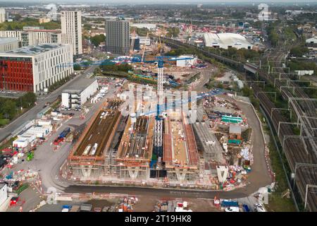 Curzon Street, Birmingham, 12. Oktober 2023 - die Arbeiten an der HS2 in Birmingham werden fortgesetzt, da der Endbahnhof Curzon Street gebaut wird. Der Bau eines großen, erhöhten Streckenabschnitts nähert sich der Fertigstellung in der Stadtentwicklung in den West Midlands. Quelle: Stop Press Media/Alamy Live News Stockfoto