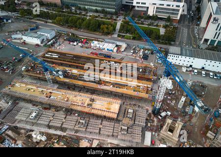 Curzon Street, Birmingham, 12. Oktober 2023 - die Arbeiten an der HS2 in Birmingham werden fortgesetzt, da der Endbahnhof Curzon Street gebaut wird. Der Bau eines großen, erhöhten Streckenabschnitts nähert sich der Fertigstellung in der Stadtentwicklung in den West Midlands. Quelle: Stop Press Media/Alamy Live News Stockfoto