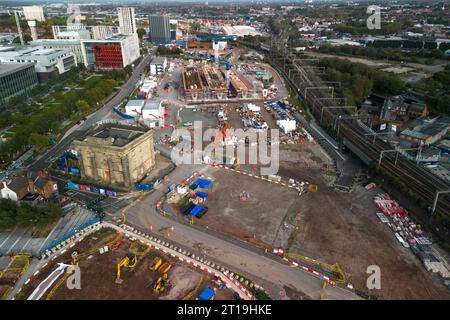 Curzon Street, Birmingham, 12. Oktober 2023 - die Arbeiten an der HS2 in Birmingham werden fortgesetzt, da der Endbahnhof Curzon Street gebaut wird. Der Bau eines großen, erhöhten Streckenabschnitts nähert sich der Fertigstellung in der Stadtentwicklung in den West Midlands. Quelle: Stop Press Media/Alamy Live News Stockfoto