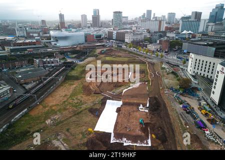 Curzon Street, Birmingham, 12. Oktober 2023 - die Arbeiten an der HS2 in Birmingham werden fortgesetzt, da der Endbahnhof Curzon Street gebaut wird. Der Bau eines großen, erhöhten Streckenabschnitts nähert sich der Fertigstellung in der Stadtentwicklung in den West Midlands. Quelle: Stop Press Media/Alamy Live News Stockfoto