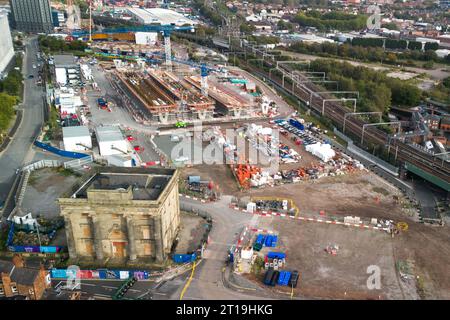 Curzon Street, Birmingham, 12. Oktober 2023 - die Arbeiten an der HS2 in Birmingham werden fortgesetzt, da der Endbahnhof Curzon Street gebaut wird. Der Bau eines großen, erhöhten Streckenabschnitts nähert sich der Fertigstellung in der Stadtentwicklung in den West Midlands. Quelle: Stop Press Media/Alamy Live News Stockfoto