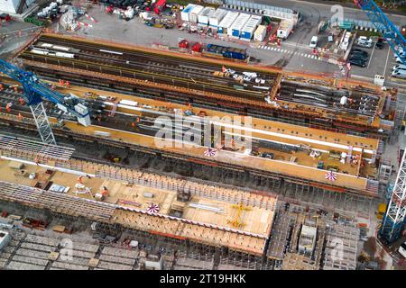 Curzon Street, Birmingham, 12. Oktober 2023 - die Arbeiten an der HS2 in Birmingham werden fortgesetzt, da der Endbahnhof Curzon Street gebaut wird. Der Bau eines großen, erhöhten Streckenabschnitts nähert sich der Fertigstellung in der Stadtentwicklung in den West Midlands. Quelle: Stop Press Media/Alamy Live News Stockfoto