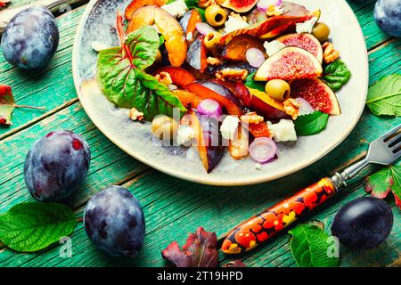 Herbstsalat mit Feigen, Pflaumen, Kräutern und Oliven. Stockfoto