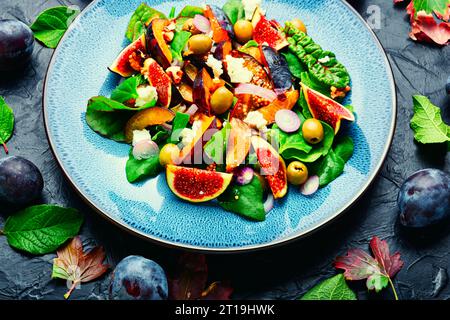 Herbstsalat mit Feigen, Pflaumen und Kräutern. Gesundes Essen Stockfoto