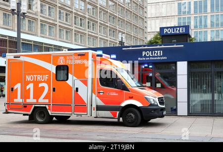 12.10.2023, Berlin - Deutschland. Einsatz für Feuerwehr und Polizei vor der Wache am Alexanderplatz. *** 12 10 2023, Berlin Deutschland Einsatz für Feuerwehr und Polizei vor dem Bahnhof am Alexanderplatz Stockfoto