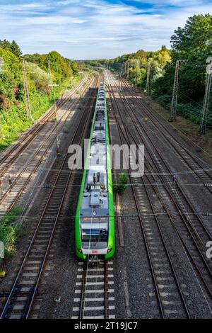 Gleisanlagen vor dem Hauptbahnhof Essen, 7 Schienenstränge parallel, S-Bahn Zug, NRW, Deutschland, Bahnverkehr *** Gleise vor dem Essener Hauptbahnhof, 7 Gleise parallel, S-Bahn, NRW, Deutschland, Bahnverkehr Stockfoto