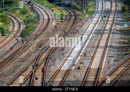 Gleisanlagen vor dem Hauptbahnhof Essen, 7 Schienenstränge parallel, NRW, Deutschland, Bahnverkehr *** Gleise vor dem Hauptbahnhof Essen, 7 Gleise parallel, NRW, Deutschland, Bahnverkehr Stockfoto