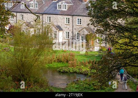 Ehemalige Eisenbahnhütten am Fluss Wye bei Blackwell Mill in Monsall Dale am Anfang des Monsal Trail Derbyshire Peak District England Stockfoto