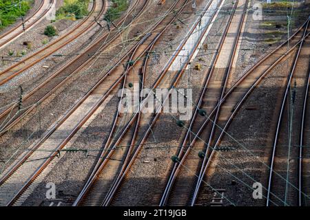 Gleisanlagen vor dem Hauptbahnhof Essen, 7 Schienenstränge parallel, NRW, Deutschland, Bahnverkehr *** Gleise vor dem Essener Hauptbahnhof, 7 Gleise parallel, NRW, Deutschland, Bahnverkehr Credit: Imago/Alamy Live News Stockfoto