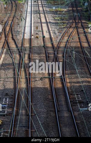 Gleisanlagen vor dem Hauptbahnhof Essen, 7 Schienenstränge parallel, NRW, Deutschland, Bahnverkehr *** Gleise vor dem Essener Hauptbahnhof, 7 Gleise parallel, NRW, Deutschland, Bahnverkehr Credit: Imago/Alamy Live News Stockfoto