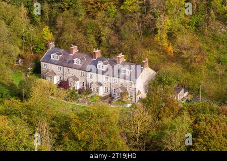 Ehemalige Eisenbahnhütten am Fluss Wye bei Blackwell Mill in Monsall Dale am Anfang des Monsal Trail Derbyshire Peak District England Stockfoto