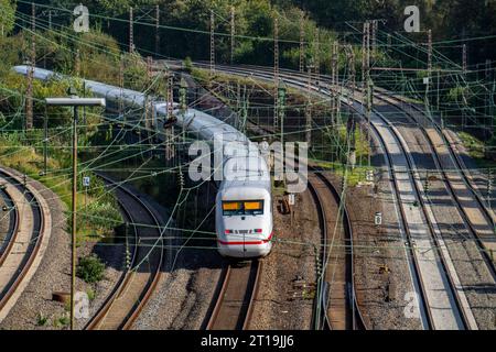 Gleisanlagen vor dem Hauptbahnhof Essen, 7 Schienenstränge parallel, ICE 2 Zug, NRW, Deutschland, Bahnverkehr *** Gleise vor dem Essener Hauptbahnhof, 7 Gleise parallel, ICE 2 Bahn, NRW, Deutschland, Bahnverkehr Stockfoto