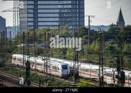 Gleisanlagen vor dem Hauptbahnhof Essen, ICE 2 Zug und ICE 4, vorne, auf den Gleisen, NRW, Deutschland, Bahnverkehr *** Gleise vor dem Essener Hauptbahnhof, ICE 2 Zug und ICE 4, davor, auf den Gleisen, NRW, Deutschland, Eisenbahnverkehr Stockfoto