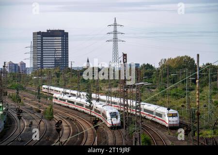 Gleisanlagen vor dem Hauptbahnhof Essen, ICE 2 Zug und ICE 4, vorne, auf den Gleisen, NRW, Deutschland, Bahnverkehr *** Gleise vor dem Essener Hauptbahnhof, ICE 2 Zug und ICE 4, davor, auf den Gleisen, NRW, Deutschland, Eisenbahnverkehr Stockfoto