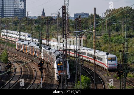 Gleisanlagen vor dem Hauptbahnhof Essen, ICE 2 Zug und ICE 4, hinten auf den Gleisen, RRX Regionalzug, NRW, Deutschland, Bahnverkehr *** Gleise vor Essen Hauptbahnhof, ICE 2 Zug und ICE 4, Gleisrückseite, RRX Regionalzug, NRW, Deutschland, Eisenbahn-Verkehrskredit: Imago/Alamy Live News Stockfoto