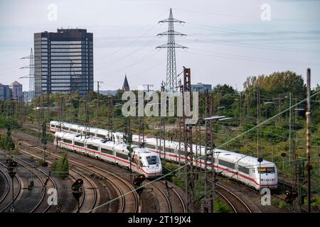 Gleisanlagen vor dem Hauptbahnhof Essen, ICE 2 Zug und ICE 4, vorne, auf den Gleisen, NRW, Deutschland, Bahnverkehr *** Gleise vor dem Essener Hauptbahnhof, ICE 2 Zug und ICE 4, davor, auf den Gleisen, NRW, Deutschland, Eisenbahn-Verkehrskredit: Imago/Alamy Live News Stockfoto