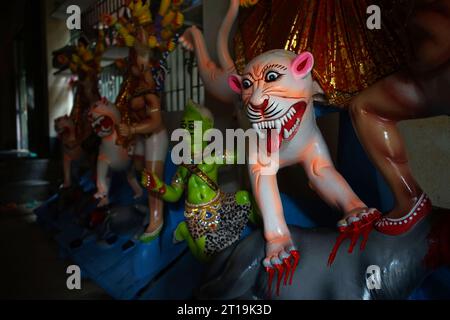 Sylhet, Sylhet, Bangladesch. Oktober 2023. Die Vorbereitungen zur Herstellung von Götzen für Durga Puja in sylhet sind abgeschlossen. Durga Puja ist eines der größten Hindufestspiele in Bangladesch und wird auch in Westbengalen, Odisha und anderen Regionen gefeiert. Dieses Jahr wird es von Freitag, 20. Oktober 2023 bis Dienstag, 24. Oktober 2023 gefeiert. (Kreditbild: © MD Akbar Ali/ZUMA Press Wire) NUR REDAKTIONELLE VERWENDUNG! Nicht für kommerzielle ZWECKE! Stockfoto