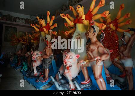 Sylhet, Sylhet, Bangladesch. Oktober 2023. Die Vorbereitungen zur Herstellung von Götzen für Durga Puja in sylhet sind abgeschlossen. Durga Puja ist eines der größten Hindufestspiele in Bangladesch und wird auch in Westbengalen, Odisha und anderen Regionen gefeiert. Dieses Jahr wird es von Freitag, 20. Oktober 2023 bis Dienstag, 24. Oktober 2023 gefeiert. (Kreditbild: © MD Akbar Ali/ZUMA Press Wire) NUR REDAKTIONELLE VERWENDUNG! Nicht für kommerzielle ZWECKE! Stockfoto