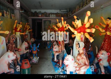 Sylhet, Sylhet, Bangladesch. Oktober 2023. Die Vorbereitungen zur Herstellung von Götzen für Durga Puja in sylhet sind abgeschlossen. Durga Puja ist eines der größten Hindufestspiele in Bangladesch und wird auch in Westbengalen, Odisha und anderen Regionen gefeiert. Dieses Jahr wird es von Freitag, 20. Oktober 2023 bis Dienstag, 24. Oktober 2023 gefeiert. (Kreditbild: © MD Akbar Ali/ZUMA Press Wire) NUR REDAKTIONELLE VERWENDUNG! Nicht für kommerzielle ZWECKE! Stockfoto