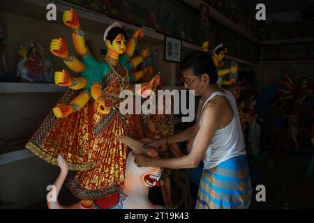 Sylhet, Sylhet, Bangladesch. Oktober 2023. Die Vorbereitungen zur Herstellung von Götzen für Durga Puja in sylhet sind abgeschlossen. Durga Puja ist eines der größten Hindufestspiele in Bangladesch und wird auch in Westbengalen, Odisha und anderen Regionen gefeiert. Dieses Jahr wird es von Freitag, 20. Oktober 2023 bis Dienstag, 24. Oktober 2023 gefeiert. (Kreditbild: © MD Akbar Ali/ZUMA Press Wire) NUR REDAKTIONELLE VERWENDUNG! Nicht für kommerzielle ZWECKE! Stockfoto