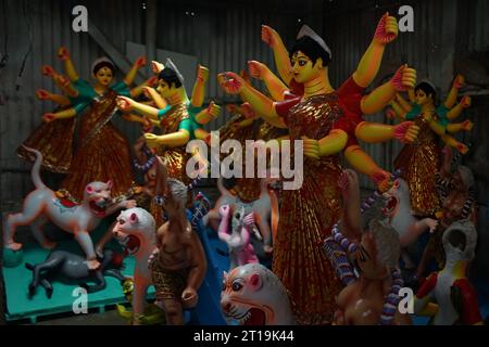 Sylhet, Sylhet, Bangladesch. Oktober 2023. Die Vorbereitungen zur Herstellung von Götzen für Durga Puja in sylhet sind abgeschlossen. Durga Puja ist eines der größten Hindufestspiele in Bangladesch und wird auch in Westbengalen, Odisha und anderen Regionen gefeiert. Dieses Jahr wird es von Freitag, 20. Oktober 2023 bis Dienstag, 24. Oktober 2023 gefeiert. (Kreditbild: © MD Akbar Ali/ZUMA Press Wire) NUR REDAKTIONELLE VERWENDUNG! Nicht für kommerzielle ZWECKE! Stockfoto