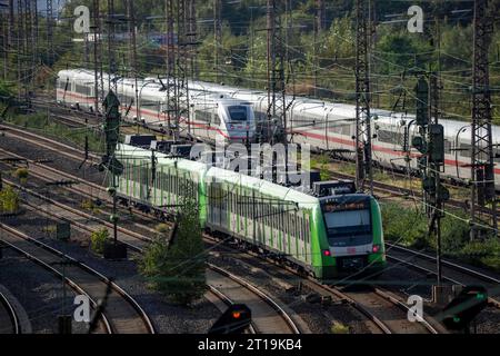 Gleisanlagen vor dem Hauptbahnhof Essen, ICE 2 Zug und ICE 4, hinten, auf den Gleisen, S-Bahn Zug, NRW, Deutschland, Bahnverkehr *** Gleise vor dem Essener Hauptbahnhof, ICE 2 und ICE 4, dahinter, auf den Gleisen, S-Bahn, NRW, Deutschland, Schienenverkehr Stockfoto