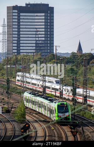 Gleisanlagen vor dem Hauptbahnhof Essen, ICE 2 Zug und ICE 4, hinten, auf den Gleisen, S-Bahn Zug, Rathaus, NRW, Deutschland, Bahnverkehr *** Gleise vor dem Essener Hauptbahnhof, ICE 2 und ICE 4, dahinter, auf den Gleisen, S-Bahn, Rathaus, NRW, Deutschland, Eisenbahnverkehr Stockfoto