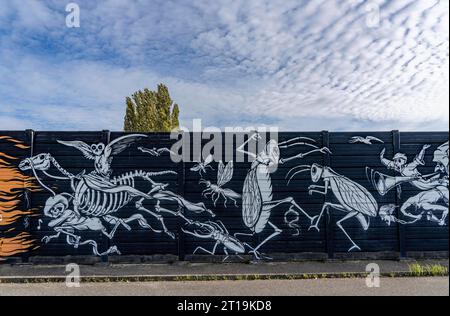 Graffiti, Wandbild an einer Lärmschutzwand an der Autobahn A40, Ruhrschnellweg, am Autobahndreieck Essen-Ost, NRW, Deutschland, Graffiti *** Graffiti, Wandgemälde auf einer Lärmschutzwand an der Autobahn A40, Ruhrschnellweg, am Autobahndreieck Essen Ost, NRW, Deutschland, Graffiti Credit: Imago/Alamy Live News Stockfoto