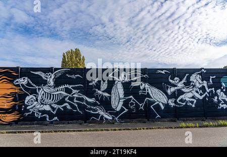 Graffiti, Wandbild an einer Lärmschutzwand an der Autobahn A40, Ruhrschnellweg, am Autobahndreieck Essen-Ost, NRW, Deutschland, Graffiti *** Graffiti, Wandgemälde auf einer Lärmschutzwand an der Autobahn A40, Ruhrschnellweg, am Autobahndreieck Essen Ost, NRW, Deutschland, Graffiti Credit: Imago/Alamy Live News Stockfoto