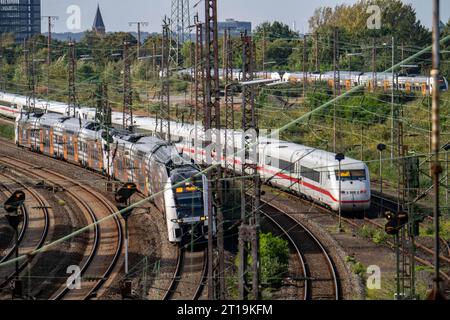 Gleisanlagen vor dem Hauptbahnhof Essen, ICE 2 Zug und ICE 4, hinten auf den Gleisen, RRX Regionalzug, NRW, Deutschland, Bahnverkehr *** Gleise vor Essen Hauptbahnhof, ICE 2 Zug und ICE 4, Gleisrückseite, RRX Regionalzug, NRW, Deutschland, Eisenbahn-Verkehrskredit: Imago/Alamy Live News Stockfoto