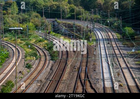 Gleisanlagen vor dem Hauptbahnhof Essen, 7 Schienenstränge parallel, NRW, Deutschland, Bahnverkehr *** Gleise vor dem Essener Hauptbahnhof, 7 Gleise parallel, NRW, Deutschland, Bahnverkehr Credit: Imago/Alamy Live News Stockfoto