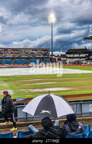 Cover auf dem Spielfeld und dem Außenfeld, nachdem ein sintflutartiger Regen bei einem abendlichen T20-Spiel auf dem Headingley Cricket Ground in Leeds, Yorks, geregnet hat. Stockfoto