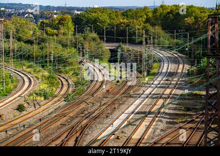 Gleisanlagen vor dem Hauptbahnhof Essen, 7 Schienenstränge parallel, NRW, Deutschland, Bahnverkehr *** Gleise vor dem Essener Hauptbahnhof, 7 Gleise parallel, NRW, Deutschland, Bahnverkehr Credit: Imago/Alamy Live News Stockfoto