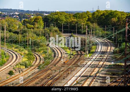 Gleisanlagen vor dem Hauptbahnhof Essen, 7 Schienenstränge parallel, NRW, Deutschland, Bahnverkehr *** Gleise vor dem Essener Hauptbahnhof, 7 Gleise parallel, NRW, Deutschland, Bahnverkehr Credit: Imago/Alamy Live News Stockfoto