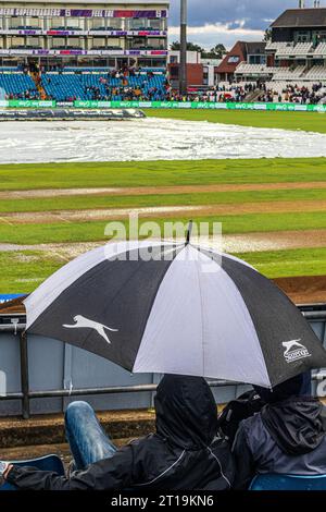 Cover auf dem Spielfeld und dem Außenfeld, nachdem ein sintflutartiger Regen bei einem abendlichen T20-Spiel auf dem Headingley Cricket Ground in Leeds, Yorks, geregnet hat. Stockfoto