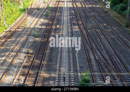 Gleisanlagen vor dem Hauptbahnhof Essen, 7 Schienenstränge parallel, NRW, Deutschland, Bahnverkehr *** Gleise vor dem Essener Hauptbahnhof, 7 Gleise parallel, NRW, Deutschland, Bahnverkehr Credit: Imago/Alamy Live News Stockfoto