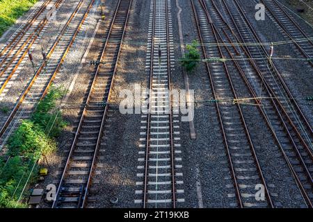 Gleisanlagen vor dem Hauptbahnhof Essen, 7 Schienenstränge parallel, NRW, Deutschland, Bahnverkehr *** Gleise vor dem Essener Hauptbahnhof, 7 Gleise parallel, NRW, Deutschland, Bahnverkehr Credit: Imago/Alamy Live News Stockfoto