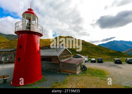 Der Leuchtturm am Oberalppass, Höhe 2046 m. der Pass ist eine wichtige Route durch die Alpen und verbindet die Schweiz mit Italien. Stockfoto