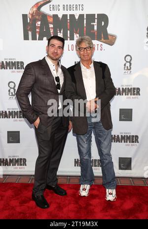 Miami, Vereinigte Staaten Von Amerika. Oktober 2023. MIAMI, FL-OCT 11: Schauspieler Eric Roberts (R) und Produzent Orlando Cicilia III werden während der privaten Vorschau von HAMMER im Koubek Center in Miami, Florida am 11. Oktober 2023 gesehen. (Foto: Alberto E. Tamargo/SIPA USA) Credit: SIPA USA/Alamy Live News Stockfoto