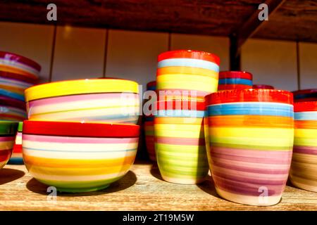 Set aus verschiedenfarbigen Tassen, Nahaufnahme, für Kaffee oder Tee Stockfoto