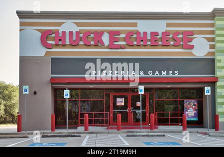 Houston, Texas USA 07-30-2023: Chuck E. Cheese Standort in Houston, Texas. Amerikanisches Restaurant und Unterhaltungskette. Stockfoto