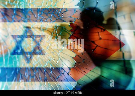Die Flaggen Israels und Palästinas sind auf zerrissenes Glas gemalt. Das Konzept des Konflikts zwischen Israel und Palästina. Stockfoto