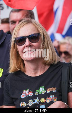 London, Großbritannien. September 2023. Pro-EU Save die britische Gründerin Liz Webster bei der Anti-Brexit National REPOIN March Rallye in London, die Großbritannien zum Wiedereinstieg in die Europäische Union aufrief. Stockfoto