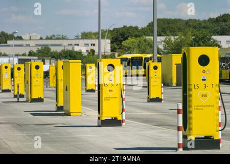 E-Ladesäulen, BVG Busbetriebshof, Indira-Gandhi-Straße, Hohenschönhausen, Lichtenberg, Berlin, Deutschland Stockfoto