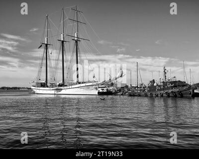 Das historische Schooner EMPIRE SANDY wurde 1943 fertiggestellt und wurde während des Zweiten Weltkriegs umfangreich in Dienst gestellt. Dient heute als Charterboot in Toronto, Kanada. Stockfoto