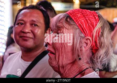 Badung, Indonesien. Oktober 2023. Eine Frau weint vor Tränen an der Ground Zero-Gedenkstätte. Bali anlässlich des 21. Jahrestages der Explosion, die als Bali-Bombenanschlag bekannt ist, bei der 202 Menschen aus vielen Nationalitäten in der Legian-Region getötet wurden. Quelle: SOPA Images Limited/Alamy Live News Stockfoto