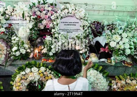 Badung, Indonesien. Oktober 2023. Eine Frau betet in Mahnwache für die Opfer im Gorund Zero Memorial. Bali anlässlich des 21. Jahrestages der Explosion, die als Bali-Bombenanschlag bekannt ist, bei der 202 Menschen aus vielen Nationalitäten in der Legian-Region getötet wurden. Quelle: SOPA Images Limited/Alamy Live News Stockfoto