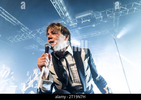 Mailand, Italien. Oktober 2023. MAILAND, ITALIEN - 2. OKTOBER: Howlin' Pelle Almqvist von The Hives tritt am 2. Oktober 2023 im Magazzini Generali Mailand auf. (Foto: Roberto Finizio/NurPhoto) Credit: NurPhoto SRL/Alamy Live News Stockfoto