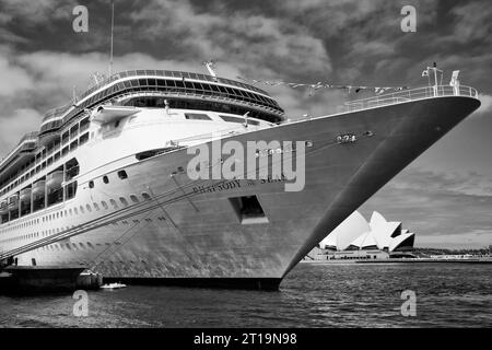 Schwarz-weiß-Foto des Kreuzfahrtschiffes „Bow of the Rhapsody of the Seas“, das im Circular Quay, Sydney, NSW, Australien, vertäut ist. Stockfoto